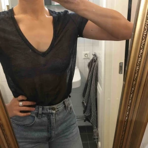  - Transparent glittrigt linne, märke okänt. Frakt 24kr