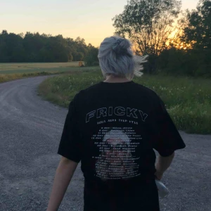  - frickys merch, väldigt snygg och oversize !!
