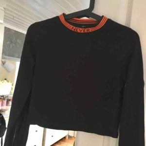  - Snygg croptop som är assnygg på krogen 🌸 Finns i Kalmar men kan fraktas, skriv för med detaljer, bilder och fraktpris 🌸