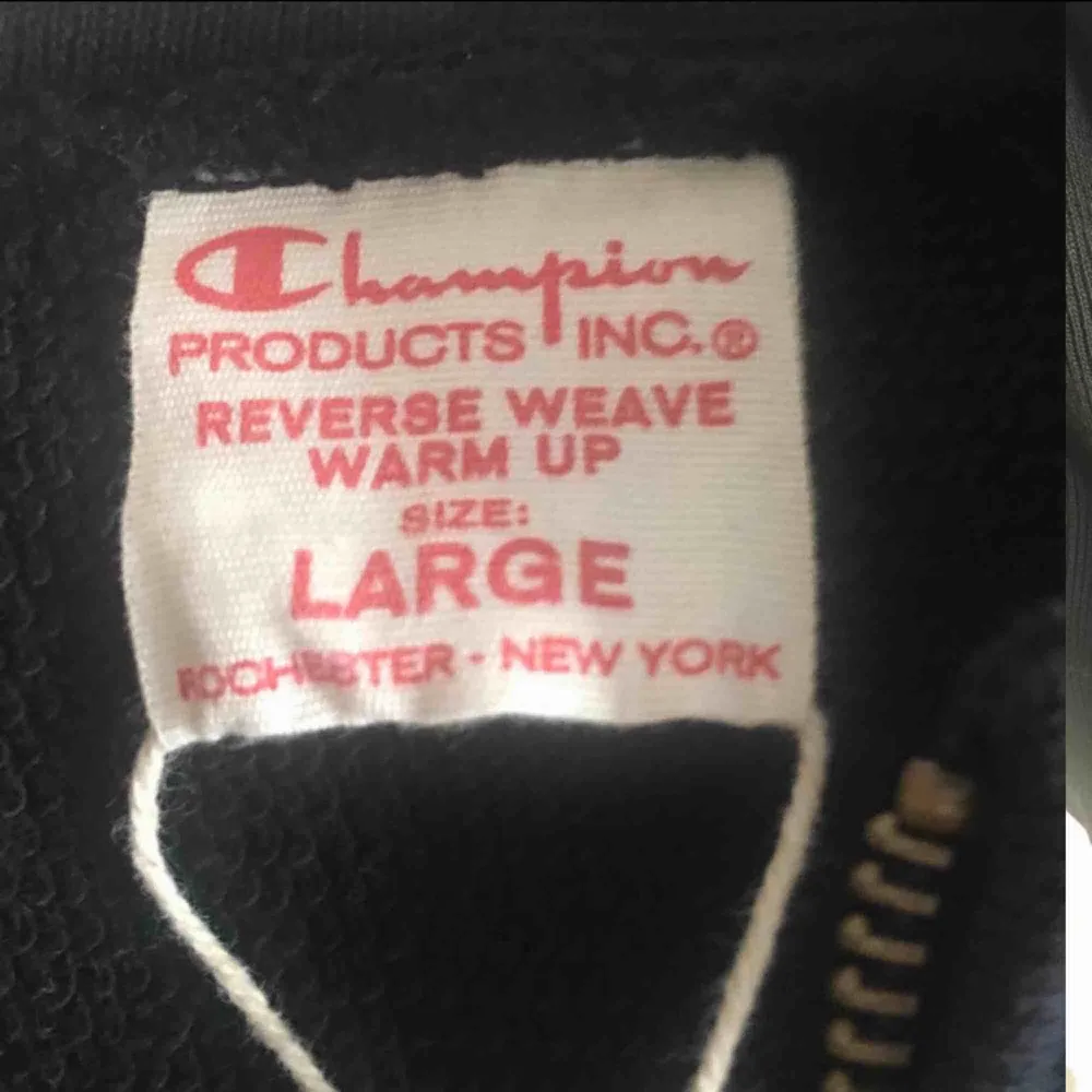 Över najs Champion reverse weave tröja som säljes pågrund av det var ett hastigt impuls köp och tröjan sitter lite för stort. Har aldrig använts utöver att jag har provat den, den sitter dock mer som en M än L!. Tröjor & Koftor.