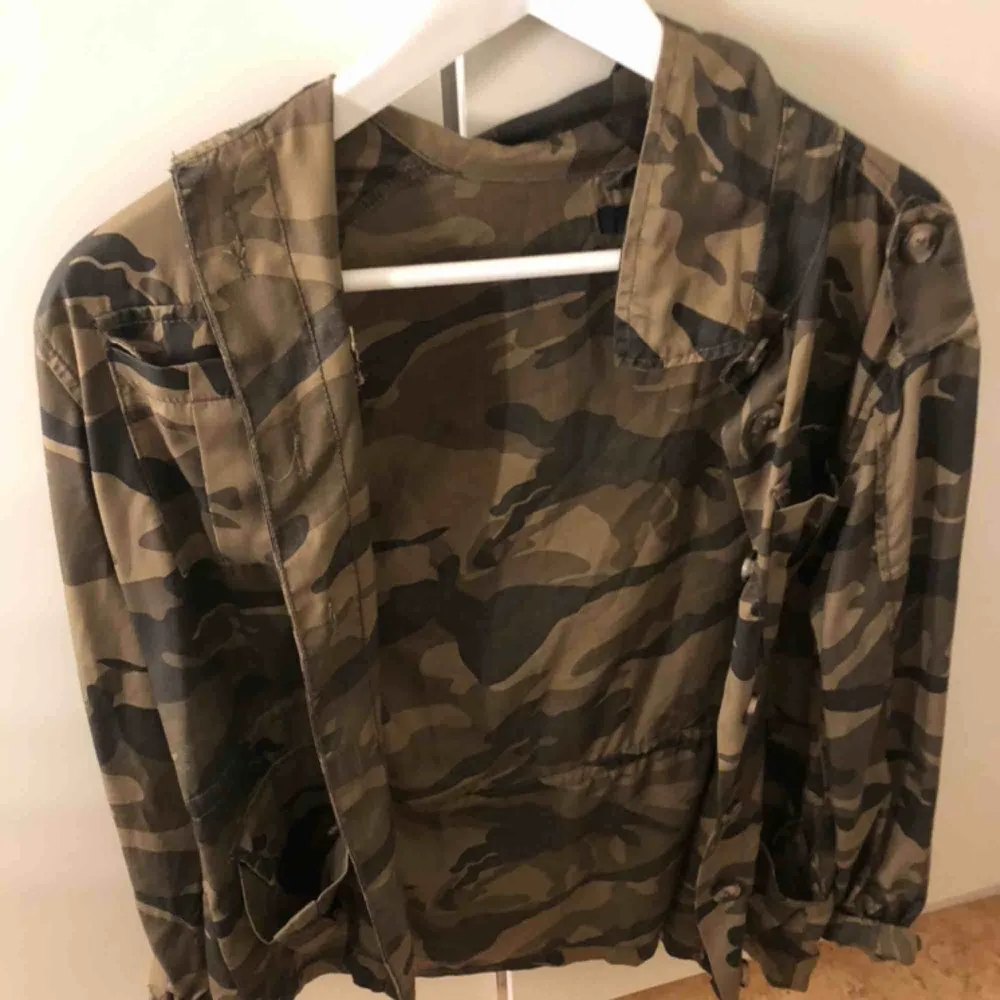 Säljer min älskade camouflage färgade jacka , från Ginatricot. Vid snabb affär kanske det finns möjlighet till billigare pris, beroende lite på. Möts upp i Sthlm, fraktar ej:) . Jackor.