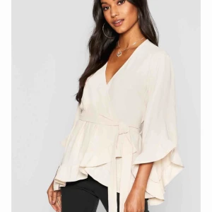  - Vit rosa blus, med ett snöre i mitten Oanvänd 