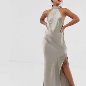  - HELT NY BALKLÄNNING MED PRISLAPP PÅ! Säljer en sprillans ny klänning som är köpt från ASOS. Den är i storlek 36 och i petite-modell. Dvs att den är mest gjord för oss kortisar🥳