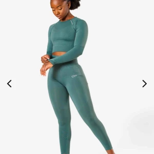  - Intressekoll! Define Seamless LS Crop Top Jungle Green Wmn. Aldrig använd, Köpte i fel storlek och glömde skicka tillbaka den. Nypris 399kr
