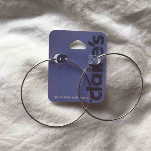 Hoop örhängen - Tunna silvriga hoops från claires, 6cm i diameter. Aldrig använda. Frakt 11kr