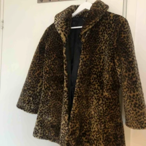  - Otroligt fin och varm Leojacka. Använd fåtal gånger Lite kortare i ärmarna Storlek L men sitter bra på mig som är en S (fast lite oversized såklart)