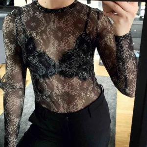  - En nästan näst intill oanvänd stretchig mesh topp med ormliknande print. Mycket snygg passform blir tyvärr bara inte använd. Frakt tillkommer. 