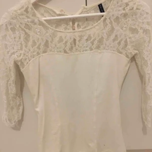  - Tröja i bra skick. En klapp fattas dock baktill. 