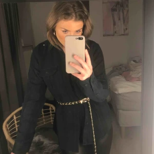  - En tjockare skorta från lager 157 som jag endast provat styla en gång😊 köpt från herravdelningen, grön och svart rutig