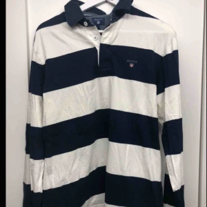  - Gant Pikétröja strl L Skick 8/10. Använd några fåtal gånger  Säljes på grund av att det inte är min stil 