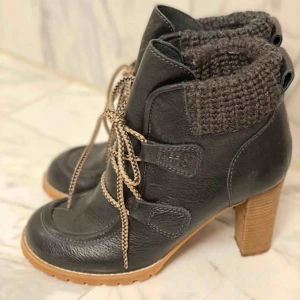  - Dom klassiska See by Chloe boots.  Är i riktigt god skick, var använda bara 2 gånger.  Super bekväma, klacken är lagom hög.  Passar super bra till klänningar, kjolar och byxor.  