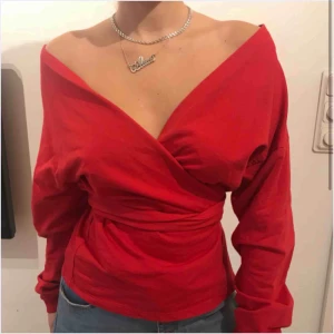  - Fin röd topp från Nelly. 