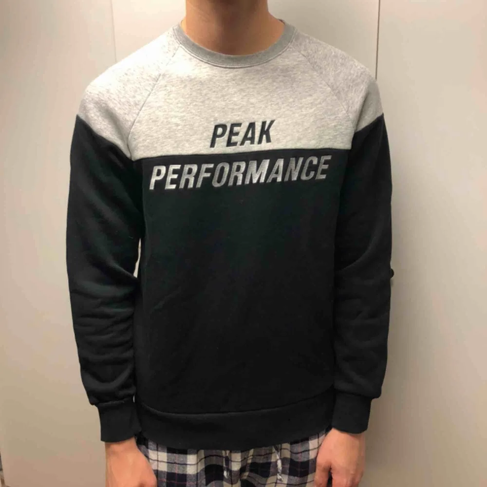 Sweatshirt peak performance strl M cond - 8/10, använd några gånger . Tröjor & Koftor.
