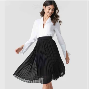  - Pleated midi skirt från nakd. Aldrig använd endast provad. Köparen står för frakten
