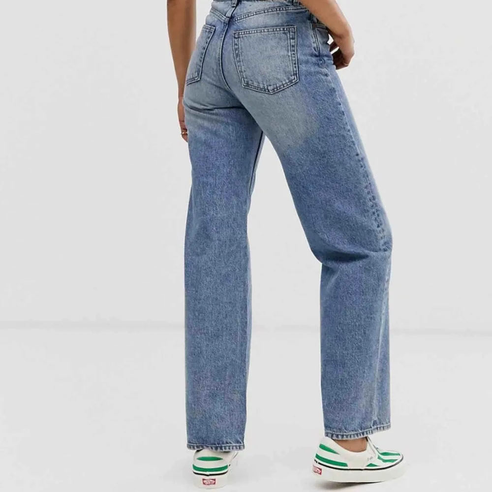 Ett par raka jeans, sjuktsnygga på. Jag är 165cm. Knappast använda:) fraktkostnad tillkommer. Jeans & Byxor.