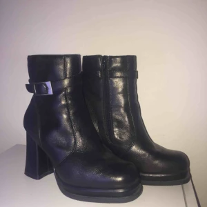  - Så sjukt snygga klackskor i svart läder! Säljer pga en storlek för liten 😢