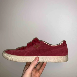  - Röda skor ifrån Puma i storlek 39(25cm). Knappast använda. Köparen står för frakten! ❤️❤️ 