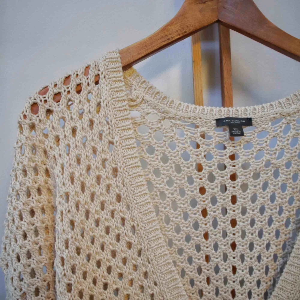 Säljer denna jättefina ”stickade” oversized tröjan från Ann Taylor. Aldrig använd. Spårbar frakt på 60kr tillkommer eftersom den väger så mycket! Skickar gärna fler bilder!. Stickat.