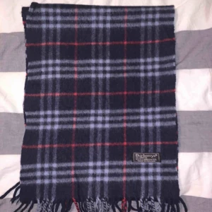  - Burberry halsduk i väldigt fint skick Aldrig använd av mig Nypris 3500kr