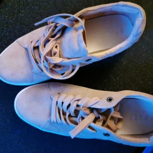  - Ett par bech rosa skor i storlek 39. Använt 2 gpnger