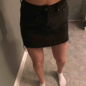  - Svart jeanskjol från Zara!  Fint skick!  Storlek S Frakt tillkommer 📦