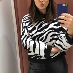  - Stickad tröja med zebraprint från Ginatricot. Köparen står för frakten! 