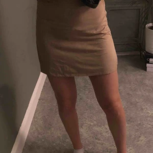  - Beige sammetskjol från Nelly!  Använd få gånger, så fint skick!  Storlek XS  Frakt tillkommer 📦