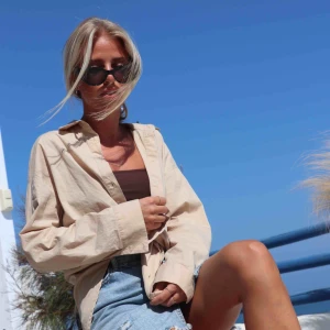  - Säljer oversized skjorta från ginatricot. Endast använd på dessa bilder! Frakt på 63kr tillkommer 