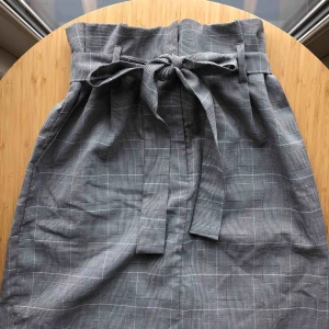  - Rutig kjol. Aldrig använd. Spårbar frakt inkluderad i priset💞