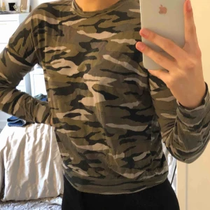  - Jättefin kamouflage tröja från Gina. Nästan i nyttskick men lite nopprig bara :)