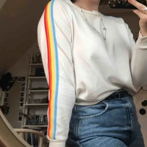  - Vit tjocktröja med regnbågens färger längs ärmarna. Knappt använd och köpt från Bikbok i storlek S. 