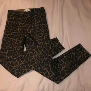 Ett par twill byxor som är tajta fast dem är stretchiga i leopard. Använda fåtal gånger säljer på grund av att dem blivit för små⭐️