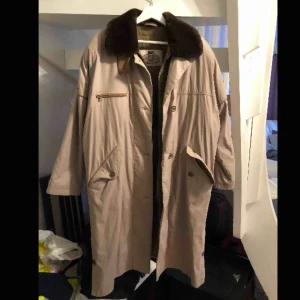  - Säljer denna jättefina kappa men de står tyvärr ej någon storlek men den är ganska stor (jag har m i vanliga fall) men ascool ändå! Hör av dig om du är intresserad💕