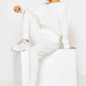  - Stickad mysset i vit! Säljer både tröjan och byxorna som ett set. Aldrig använt ⭐️ Köparen står för frakten