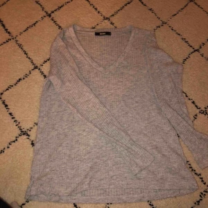  - ✨grå räfflad långärmad tröja ifrån BikBok✨