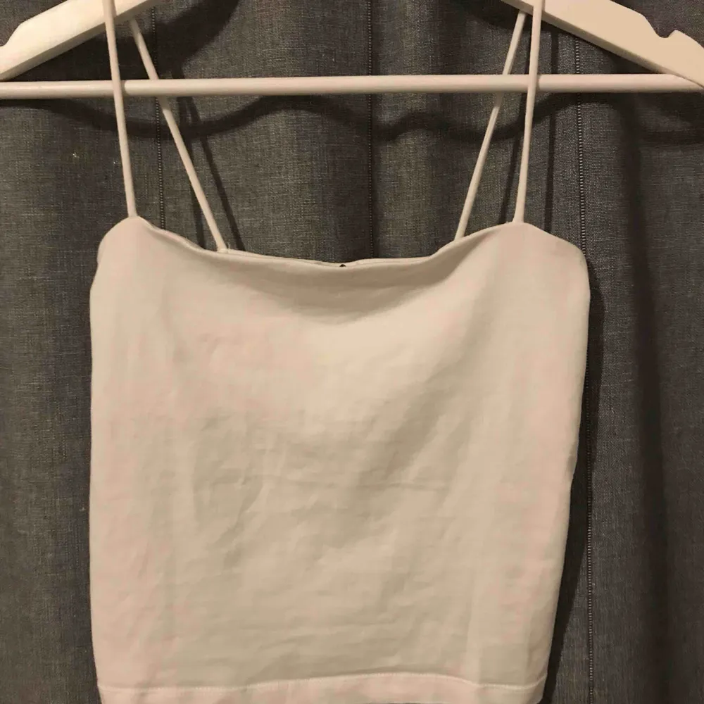 Fint vitt linne från Gina Tricot! Perfekt till sommaren eller över en annan tröja! Säljer även likadan i andra färger 💓 (pris + frakt). Toppar.
