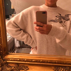  - Stickad tröja från H&M med fint tryck. Frakt tillkommer på 50kr 😃