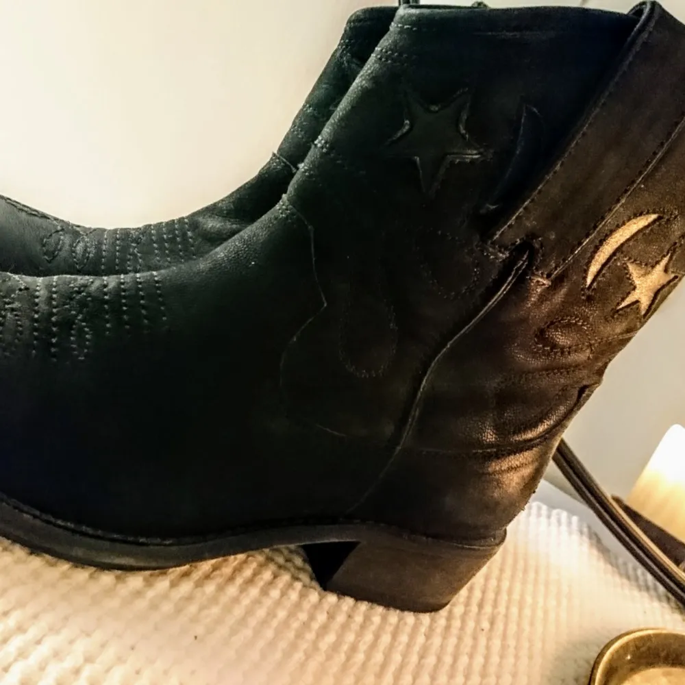 Svarta Cowboy boots. Fina detaljer och dragkedja på insidan. . Skor.