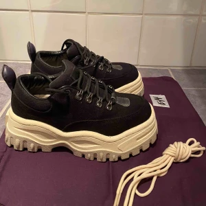  - Väldigt sparsamt använda Eytys Angels canvas black i storlek 36. 🔥  Lådan är borta men dustbag finns kvar. Följer med helt oanvända beiga/kräm skosnören 🌼