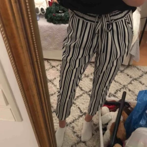  - Suuuperfina randiga kostymbyxor (mörkblåa och vita) men snöre som ”skärp”🌸har tyvärr blivit för små för mig☹️frakt 65kr💕