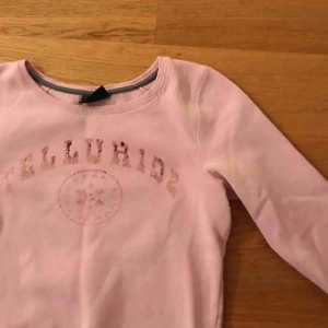  - Rosa peak performance med ”urtvättad” tryck. Använder inte eftersom det inte är min still men väldigt fin och bra skick