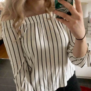  - Randig off shoulder topp från Boohoo. Storlek 38 men den är från Boohoo’s petite kollektion och sitter därför mer som en 36. Omärkbart använd två gånger. Köparen står för eventuell frakt 🥰