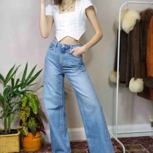  - Super snygga byxor från weekday i modellen ace💞 Använda ett fåtal gånger, sitter bra runt midja och höft! Kan mötas upp i göteborg eller fraktas💞