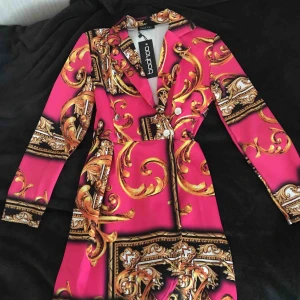  - oanvänd klänning från boohoo! lapp sitter kvar. passar XS och S.