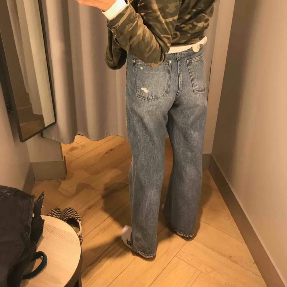 Super snygga baggy jeans ifrån H&M, sparsamt använda och säljer pga de blivit för stora. Fraktpris tillkommer annars möts jag upp i sthlm. Jeans & Byxor.