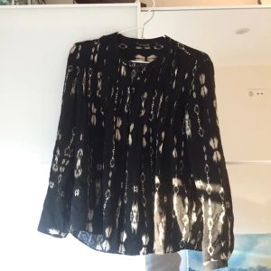  - Blus från Massimo Dutti! Använd ett fåtal gånger och är i bra skick! 

Hör gärna av dig! 😊