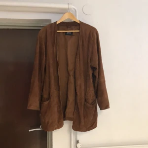  - ⭐️Vintagejacka/Cardiganmodell i äkta mocka Strl 40 Tar swish, kan mötas upp i stan. Köparen står för frakten.