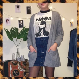  - Supermysig stickad tröja från Bik Bok. Aningens noppig, men ser ändå fräscha ut fortfarande :) Den sticks inte alls och är väldigt stretchig, så passar nog de flesta storlekar! Snygg till det mesta :) 