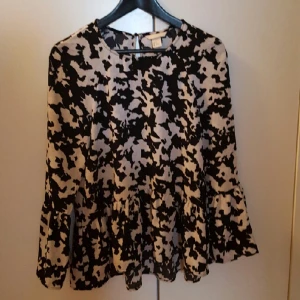  - Jättefin mönstrad top i strl 34 med volang nertill och på ärmarna. Möts gärna i Gbg, annars tillkommer fraktkostnad för köparen. 