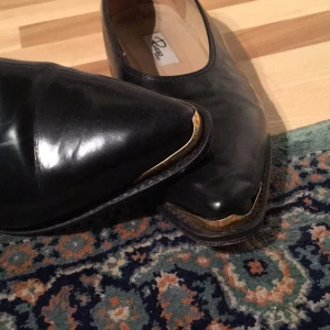  - Äkta rizzo läder skor med schysst gulddetalj i fram